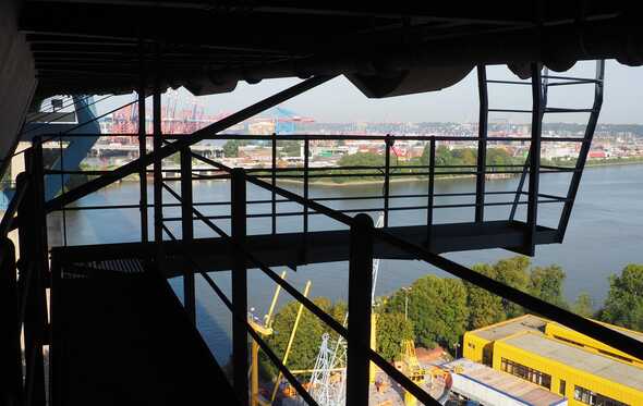 Aussichtsplattform der Köhlbrandbrücke mit Blick über den Hafen