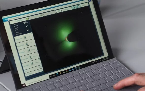 Laptop des Schweißlehrers zeigt Schweißsimulation des Schweißschülers